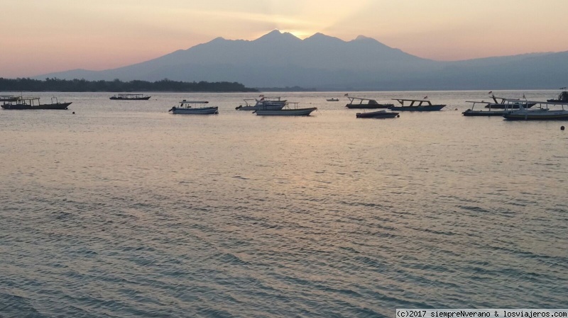 Forum of Gili: Amanece sobre el volcán RINJANI (LOMBOK), visto desde GILI-T