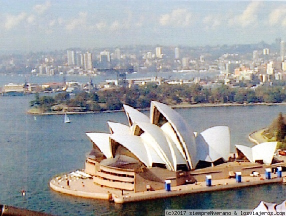 SYDNEY, año 2000
La Casa de la Ópera de Sidney vista desde el Puente de la Bahía el año 2000

