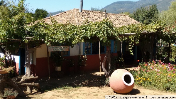 RARI 7a Reg
Últimos días del verano en el bucólico campo chileno. RARI está en la precordillera a unos 25 kms al noreste de Linares, al lado de balnearios termales. Aquí elaboran la centenaria artesanía con CRIN de múltiples colores, tb llamada RARI.
