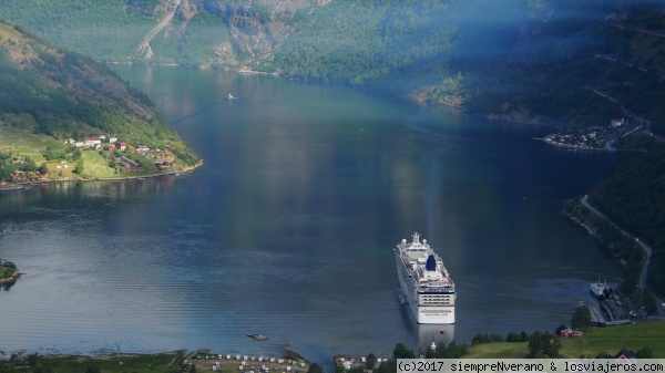 Fiordo noruego de GEIRANGER
El Fiordo de Geiranger, o Geirangerfjorden en noruego, es una rama del Storfjordeny y uno de los fiordos más visitados de Noruega. Vista al fiordo donde nos espera nuestro crucero NCL STAR rumbo al Cabo Norte
