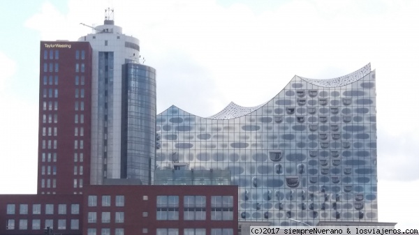 Filarmónica del ELBA, Hamburgo
Al igual que muchas obras públicas, la construcción de la Filarmónica del Elba tuvo un coste y duración varias veces superior al presupuesto inicial.
