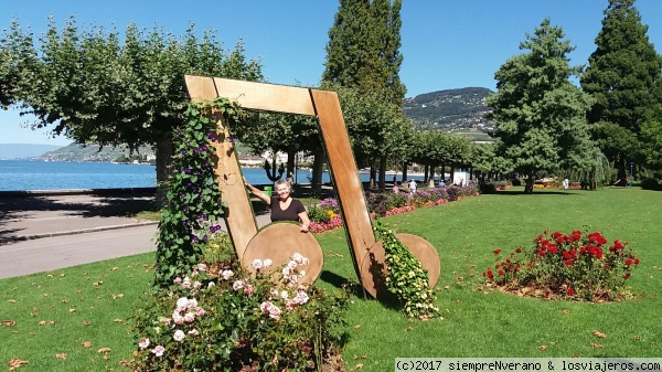 VEVEY, otra perla de la Riviera suiza
Un suave clima, hermosos jardines, construcciones señoriales y su ubicación junto al lago, con hermosas vistas panorámicas a sus viñedos o a las cumbres alpinas, caracterizan esta encantadora villa. Alberga la sede mundial de Nestlé, el Museo suizo del Juego y es residencia de ricos y famosos (Charly Chaplin vivió 25 años aquí). Constituye un buen punto de partida para realizar excursiones por el Lago LEMAN y regiones vecinas.
