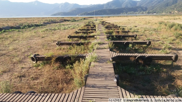 Efectos de la sequía en la LAGUNA DE ACULEO (R.M.)
ACULEO es una laguna ubicada en PAINE, a unos 75 kms al suroeste de Santiago y en pleno campo chileno de la Región Metropolitana (R.M.), . Su superficie se ha reducido de 12 a 4 kms2 por la persistente sequía, el uso indiscriminado de sus aguas y el calentamiento global.
