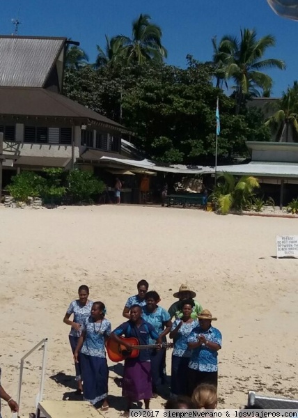 Bienvenida BULA-BULA en BEACHCOMBER Island, FIYI
Excursión a la Isla BEACHCOMBER desde FIRST LANDING, un embarcadero situado entre Lautoka y Nadi en la costa oeste de VITI LEVU, la mayor isla de Fiyi. Te reciben con cánticos de la Melanesia y de la Polinesia, interpretando después unas danzas de esas zonas.
