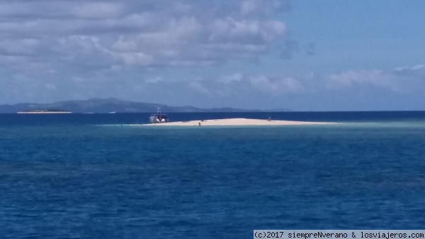 Banco de arena en costa oeste de Viti Levu, FIYI
Excursión a la Isla BEACHCOMBER desde FIRST LANDING, un embarcadero situado entre Lautoka y Nadi en la costa oeste de VITI LEVU, la mayor isla de Fiyi.

