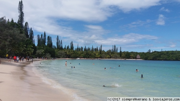 Bahía de KANUMERA, ÎLE des PINS, Nueva Caledonia, Melanesia
Apodada LA ISLA MÁS CERCANA AL PARAÍSO (l'île la plus proche du paradis) fue bautizada como Isle of Pines por James Cook debido a sus incontables araucarias. Esta maravillosa isla, ubicada en el extremo sur del archipiélago de Nueva Caledonia (Melanesia/Pacífico Sur), ofrece inmensas lagunas azules, arenas blancas y maravillas submarinas.
