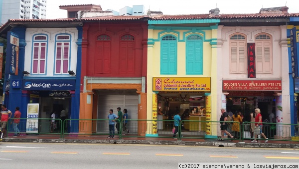 LITTLE INDIA, SINGAPUR
En un par de años se cumplirá el bicentenario de la llegada de los primeros inmigrantes indios a SINGAPUR. Entrar hoy en día a LITTLE INDIA es sumergirse instantáneamente en una ciudad india con esas características  que caracterizan a este pintoresco barrio, como el olor a especias e inciensos, vestimentas multicolores, restaurantes y tiendas abarrotadas, la arquitectura peculiar de casas y templos, etc.. Por ello la 