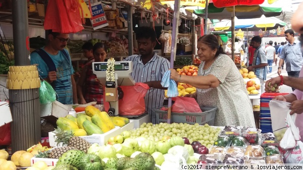 LITTLE INDIA, SINGAPUR
En un par de años se cumplirá el bicentenario de la llegada de los primeros inmigrantes indios a SINGAPUR. Entrar hoy en día a LITTLE INDIA es sumergirse instantáneamente en una ciudad india con esas características  que caracterizan a este pintoresco barrio, como el olor a especias e inciensos, vestimentas multicolores, restaurantes y tiendas abarrotadas, la arquitectura peculiar de casas y templos, etc.. Por ello la 