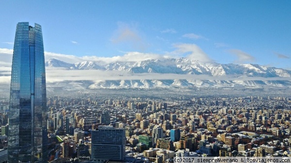 Santiago de Chile cubierta por la nieve
Tras la tormenta llega la calma decía Neruda y hoy volvió a salir el sol dejando estas bellas imágenes invernales de la capital chilena que me han enviado algunos amigos y ayuden a refrescar nuestras tórridas noches peninsulares. Hacia décadas que no nevaba con tanta intensidad en Santiago de Chile. La Región Metropolitana  se convertirá en una nevera al estar mayormente rodeada por las Cordilleras de los Andes y de la Costa repletas de nieve, amaneciendo mañana con varios grados bajo cero.
