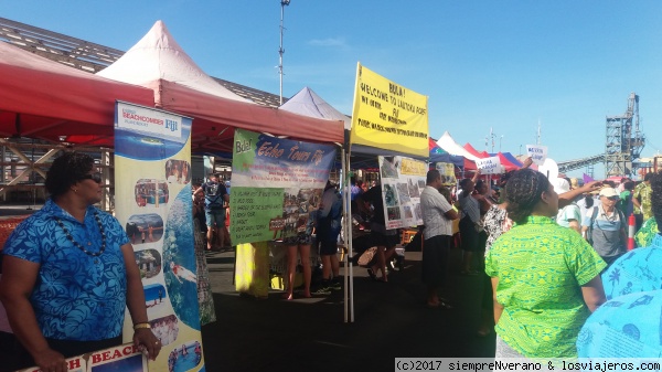 Mercadillo de excursiones en LAUTOKA, Isla VITI LEVU (Gran Fiyi)
Mercadillo de excursiones en LAUTOKA, Isla VITI LEVU (Gran Fiyi) al atracar el Royal Caribbean VOYAGER OtS.
BULA y BULA-BULA es el típico saludo de Fiyi que tiene varios significados como 