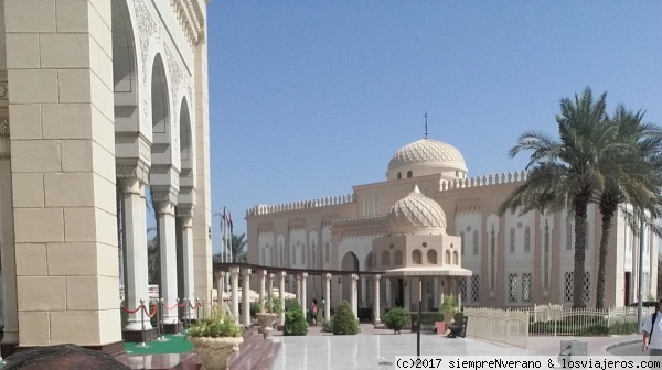 Mezquita y Centro Cultural JUMEIRAH, Al Bastakiya, Dubai
En el Centro Cultural Islámico de la MEZQUITA JUMEIRAH son los únicos de Dubai en ofrecer visitas guiadas con desayuno árabe previo para personas que no practican el Islam (SAB a JUE, desde las 9:30 am).
