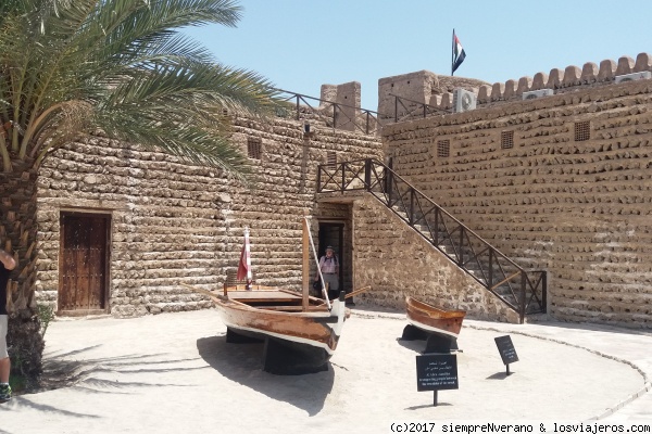 Museo de Dubai en barrio Al Bastakiya
En AL BASTAKIYA (lugar iraní), el barrio más antiguo de la ciudad, podrás impregnarte de la historia y forma de vida de los primeros habitantes de Dubai. Allí encontrás - entre otros - el MUSEO de DUBAI en la edificación más antigua de la ciudad, la Fortaleza AL FAHIDI de 1787.
