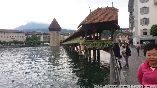 Lucerna, Kapellbrücke, rio Reuss y Monte Pilatus de fondo
24hrs en Lucerna con el habitual clima lluvioso que disfruté después de tantas semanas de calor en BCN.
