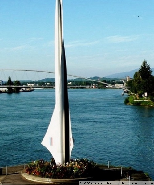 Dreiländereck, frontera Francia, Suiza y Alemania
Esquina de los tres países en Basilea (Suiza), Weil am Rhein (Alemania) y Hünigen (Francia)
