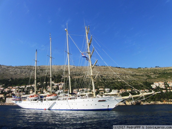 Barco en puerto de Dubrovnik
Barco en puerto de Dubrovnik
