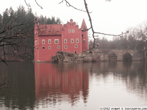 palacio de Červená Lhota
Situado en Bohemia del Sur (municipio Jindřichův Hradec) de estilo renacentista, este hermoso palacio rojo está flotando en el medio del estanque. Ha sido filmado aquí el famoso cuento de hadas checo, La Princesa del Cabello de Oro.
