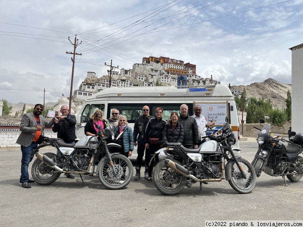 Toda la expedición en Leh
Todo el grupo con la Organización, con las motos Royal Enfield Himalayan y al fondo el precioso monasterio de Thilsey, al que llaman “el pequeño Potala” por su parecido con el de Lhasa.
