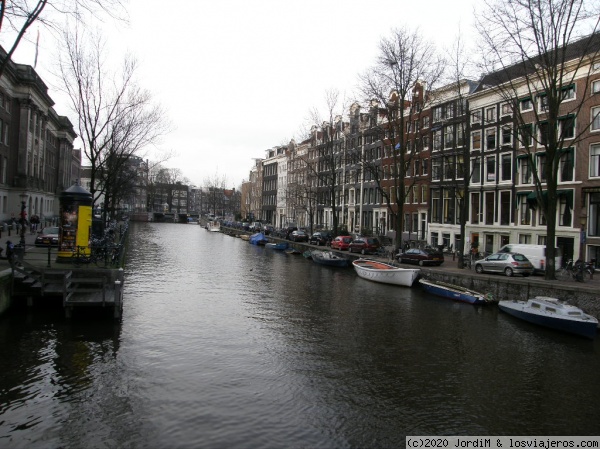 Canales
Amsterdan y sus canales .
