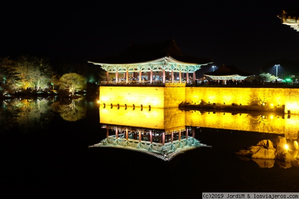 Reflejos
Iluminacion nocturna en el estanque Anapji
