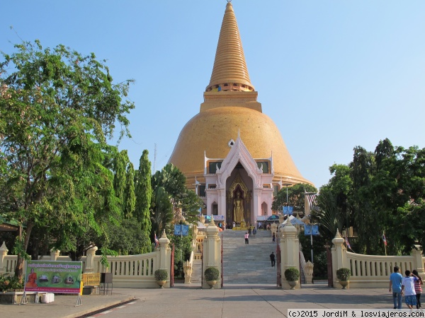 Pagoda de Nathorn Prakon
Cerca de BKK , una cusiosa pagoda que en su interior alberga otra casi del mismo tamaño
