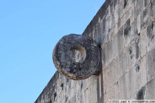 Juego de pelota mesoamericano
Donde desde pequeños entrena para sacrificase a los dioses Mayas
