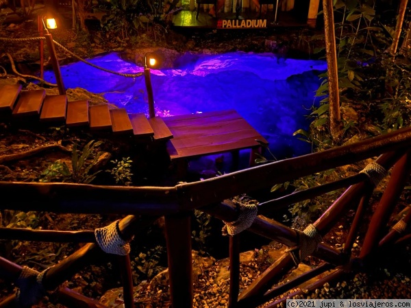 Cenote hotel
Cenote de noche
