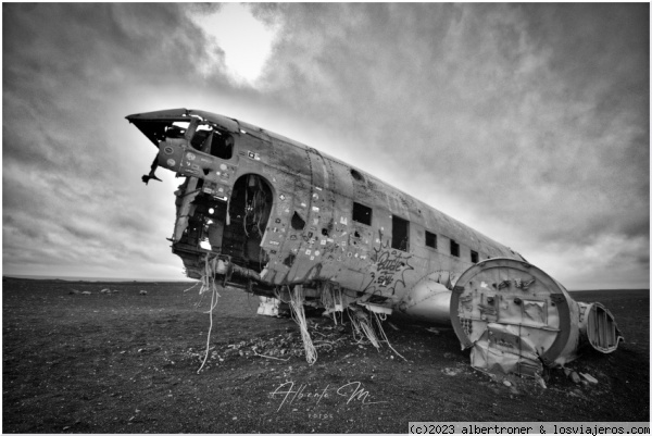 Avión DC-3 en la playa de Sólheimasandur
Era una de mis visitas. El  21 de noviembre 1973, un avión DC-3 de la Marina de EEUU, se estrelló sobre la playa volcánica de arena negra del área de Sólheimasandur (sur de Islandia), sobreviviendo su tripulación. A partir de ese momento, sus restos han quedado expuestos a los elementos y naturaleza indómita de Islandia.
