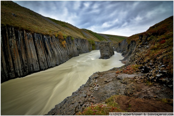 Cañón de Stuðlagil
Este cañón es muy visitado por lo espectacular del contraste de las aguas turquesas con las columnas de roca basáltica y su color difiere según el mes, destacando el color intenso del azul verdoso de mayo a julio. En mi caso, conocía que no lo vería por ir en septiembre (en el diario, detallo como llegar).
Cañón de Stuðlagil
Este cañón es muy visitado por lo espectacular del contraste de las aguas turquesas con las columnas de roca basáltica y su color difiere según el mes, destacando el color intenso del azul verdoso de mayo a julio. En mi caso, conocía que no lo vería por ir en septiembre (en el diario, detallo como llegar).