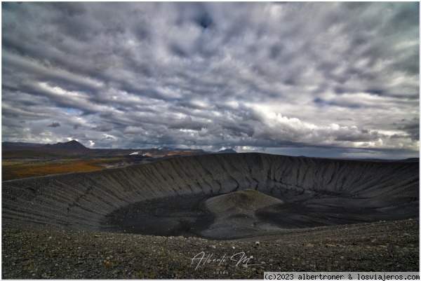 Cráter Hverjall
Gran cráter de explosión circular , de unos 140 metros de profundidad y con un diámetro de 1.000 metros.
