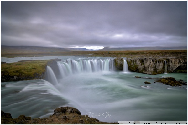 Cascada Goðafoss - cascada de los dioses
Una cascada bastante espectacular, en la que el agua del río Skjálfandafljót cae desde una altura de 12 metros sobre un ancho de 30 metros. La tradición indica que sobre el año 1000, un vikingo, que se consideraba orador de ley llamado Þorgeir Ljósvetningagoði hizo del cristianismo la religión oficial de Islandia. Tras su conversión, el tal Þorgeir arrojó las estatuas de los dioses nórdicos a la cascada.
Cascada Goðafoss - cascada de los dioses
Una cascada bastante espectacular, en la que el agua del río Skjálfandafljót cae desde una altura de 12 metros sobre un ancho de 30 metros. La tradición indica que sobre el año 1000, un vikingo, que se consideraba orador de ley llamado Þorgeir Ljósvetningagoði hizo del cristianismo la religión oficial de Islandia. Tras su conversión, el tal Þorgeir arrojó las estatuas de los dioses nórdicos a la cascada.
