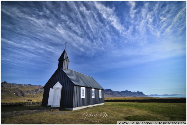 Iglesia negra  Búðakirkja
Búðir, una pequeña aldea en el municipio de Snæfellsbær en el extremo occidental de la península de Snæfellsnes. La aldea está ubicada en los campos de lava de Búðahraun en la región de Staðarsveit en el oeste de Islandia. Cuenta con un hotel rural y la iglesia de madera negra Búðakirkja, frente al glaciar Snæfellsjökull.
