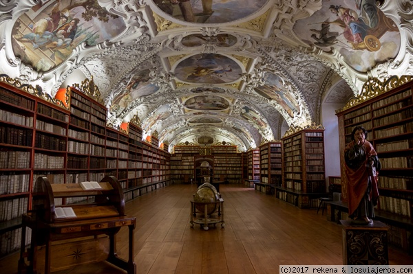 The Theological Hall - Praga
Esta es la otra biblioteca del  monasterio de Strahov, aunque no se pueden entrar a ninguna de las dos y difrutar recorriendolas tambien se agradece observar desde la puerta sin la aglomeración de gente que pudiera estar.
