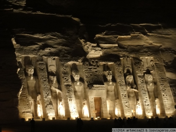 TEMPLO DE NEFERTARI ILUMINADO. ABU SIMBEL. EGIPTO.
El templo construido por Ramses II para su esposa Nefertari luce así de bonito durante el espectáculo de luz y sonido.
