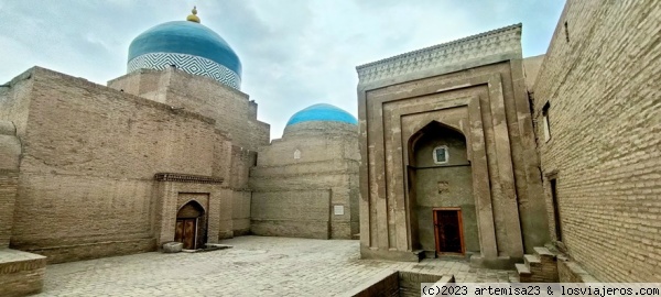 Calle de Jiva (Uzbekistán).
Paseando por Jiva nos encontramos con rincones que parecen anclados en el pasado.
