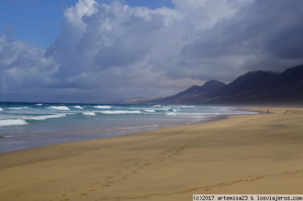 PLAYA DE COFETE. FUERTEVENTURA.
Por su difícil acceso (solamente se puede llegar recorriendo varios kilómetros por pista de tierra), la playa de Cofete se ha mantenido en estado casi virgen y actualmente es una de las más bellas y espectaculares playas de Fuerteventura. Merece la pena acercarse a verla.
