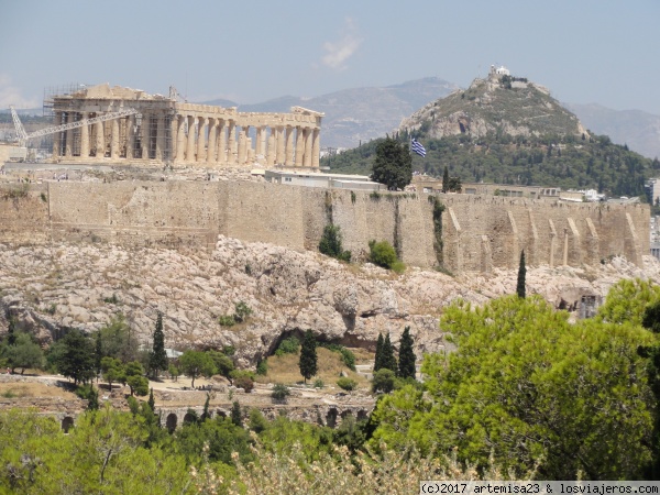 PARTENÓN Y COLINA LIKABETO (ATENAS).
Desde la Colina de Filopapo se tiene una de las mejores vistas de la Acrópolis. Aquí, en primer plano, el Partenón y, al fondo a la derecha, la Colina Likabeto, otro de los grandes miradores de la ciudad.
