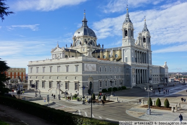 Catedral de la Almudena, Madrid.
Una de las mejores perspectivas de la Catedral de la Almudena con el marco incomparable que le da el color del cielo.
