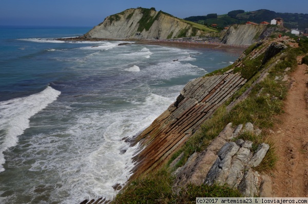 PLAYA DE ITZURUN EN ZUMAIA (GUIPUZCOA).
Esta playa y sus alrededores, muy conocidos por haber sido ubicación de rodajes de series y películas muy conocidas, presenta uno de los tramos más espectaculares del llamado flysch, formaciones geológicas en las que los acantilados presentan forma de pastel 