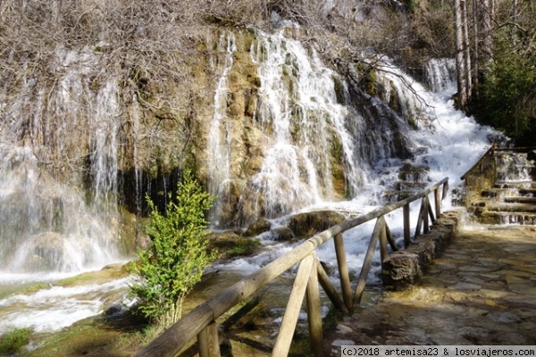 CHORRERAS DEL NACIMIENTO DEL RÍO CUERVO.
Las chorreras tras un invierno y una primavera con nieves y lluvia. El sendero estaba complicado por la nieve y el barro, pero merece la pena acercarse ahora, sobre todo en día laborable.
