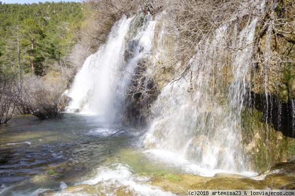 CHORRERAS DEL NACIMIENTO DEL RÍO CUERVO.
Las chorreras del río Cuervo en su plenitud, tras la lluvia y la nieve del invierno y la primavera. Ahora mismo están así. Espectaculares.
