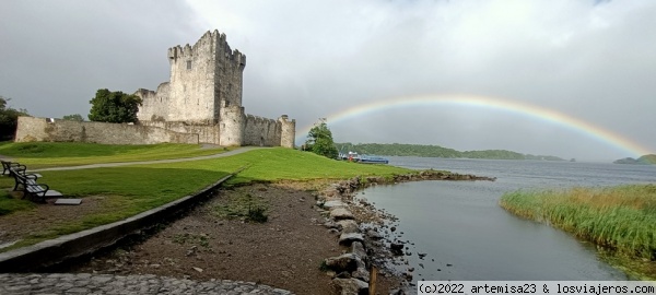 Castillo de Ross (Killarney, Irlanda) con sorpresa añadida.
El bonito castillo de Ross, situado a dos kilómetros de Killarney, en Irlanda, tenía en esta ocasión una sopresa en forma de fantástico arco iris sobre el lago. Un entorno casi de ensueño.
