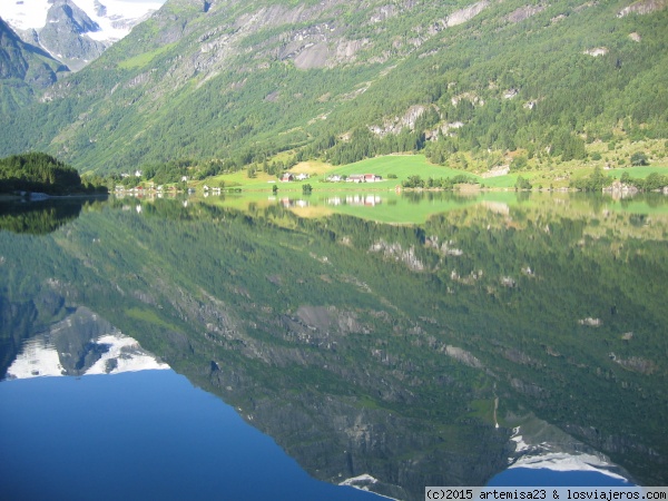 PAISAJE NORUEGO.
Una de las más bellas características de los paisajes noruegos es el efecto espejo, como el de esta foto, tomada de camino al glaciar de Jostedal.
