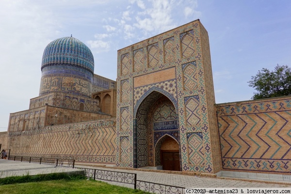 Mezquita Bibi Khanum, Samarcanda (Uzbekistán).
Vista lateral de la Mezquita Bibi Khanum, construida a finales del siglo XIV por Amir Timur para una de sus esposas.
