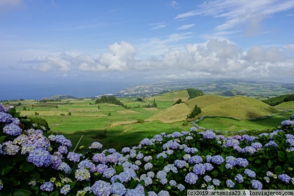 ISLAS AZORES. SAO MIGUEL. MIRADOURO DO CARVAO.
Si hay algo que caracteriza a la isla más grande de las Azores son sus maravillosas hortensias, que sirven de marco estupendo a cualquiera de sus preciosos paisajes, como este, desde el Miradouro do Carvao.
