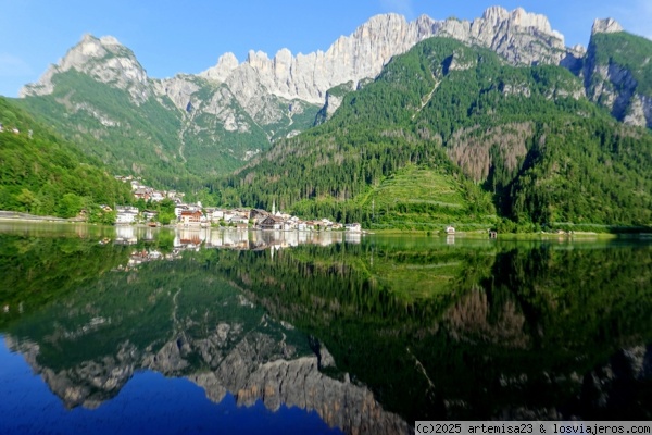 Lago Alleghe, Dolomitas (Italia).
Un reflejo espectacular de la población de Alleghe (Dolomitas italianos) en su lago.
