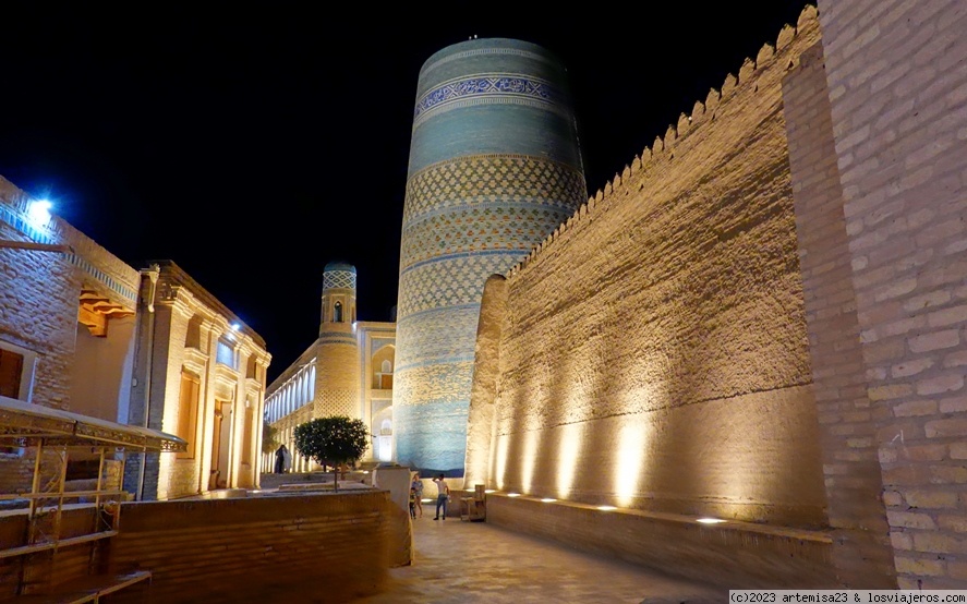 Viajar a  Uzbekistan: Uzbekistan Perimetro Viajero - Vista nocturna de Jiva (Uzbekistán). (Uzbekistan Perimetro Viajero)