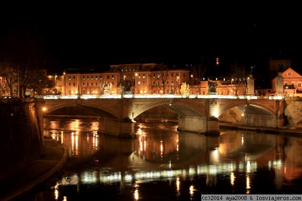 REFLEJOS EN LA NOCHE
Puente sobre el rio Tiber . Roma
