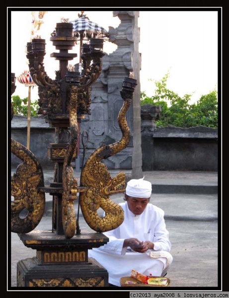 TEMPLO ULUWATU
sacerdote preparando la danza ceremonial
