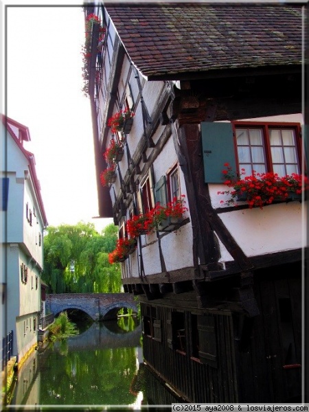 No, la vista no engaña,está torcido (y no es el encuadre)
Curioso hotel en la ciudad de Ulm, en su barrio de los pescadores,el Hotel Schiefes Haus Ulm, cuenta con 500 años de antiguedad y ostenta el título del hotel más torcido del mundo.
