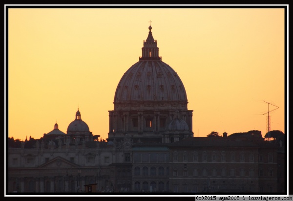 SAGRADO ATARDECER
Cúpula de San Pedro del Vaticano al atardecer, desde el  mirador Villa Borghese
